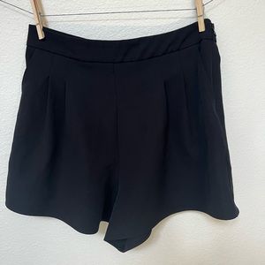 Topshop • Cherry Pleated High Waisted Shorts black US 6